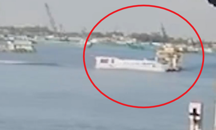 Tàu chở du khách nước ngoài va chạm phà trên sông Tiền