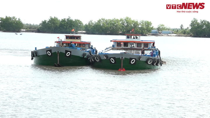 Dùng xà lan chở nghìn khối nước ngọt hỗ trợ người dân Bến Tre