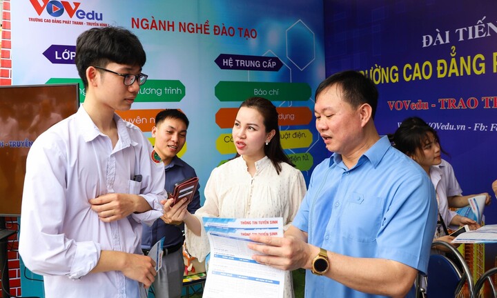 Học sinh Hà Nam hào hứng tham gia ngày hội tuyển sinh, giải quyết việc làm 2024 