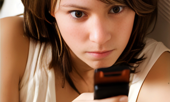 Gọi điện 100 cuộc mỗi ngày mà bạn trai không bắt máy, cô gái dọa nhảy lầu