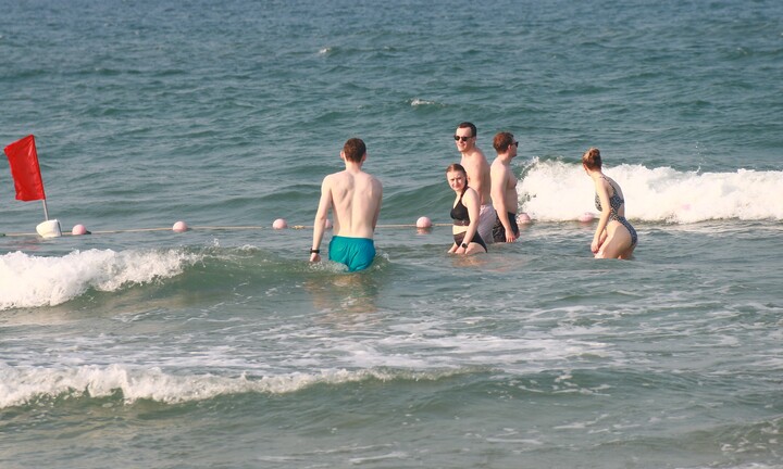 Nắng nóng gay gắt, du khách nước ngoài đổ ra bãi biển đẹp nhất châu Á giải nhiệt