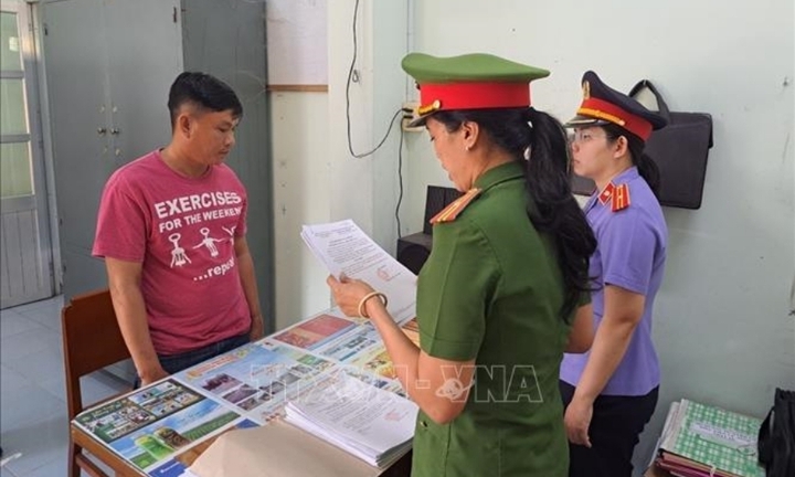 Bắt tạm giam người lái tàu du lịch đâm vào phà chở khách trên sông Tiền