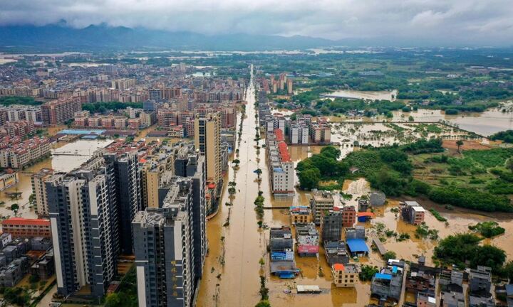 6 ngôi làng 'kẹt' trong lũ lụt, Trung Quốc cử 300 nhân viên giải cứu ngày đêm