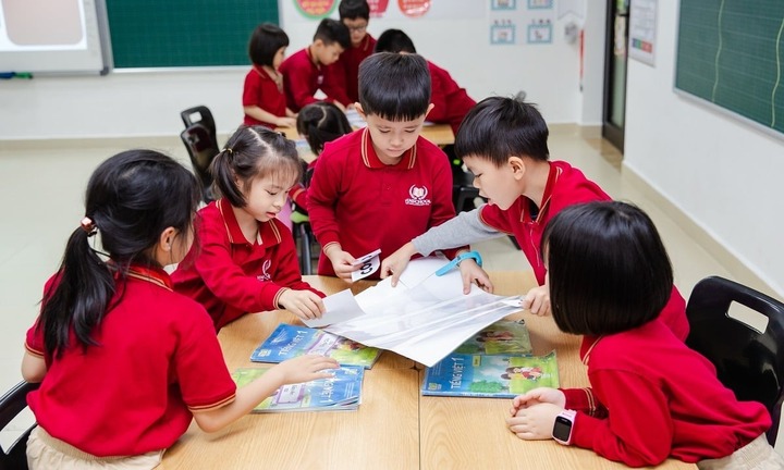 Vợ chồng cãi nhau, bất đồng quan điểm cho con học trước lớp 1