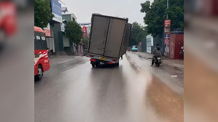 Xe tải tung hoành trên phố với tư thế kỳ lạ