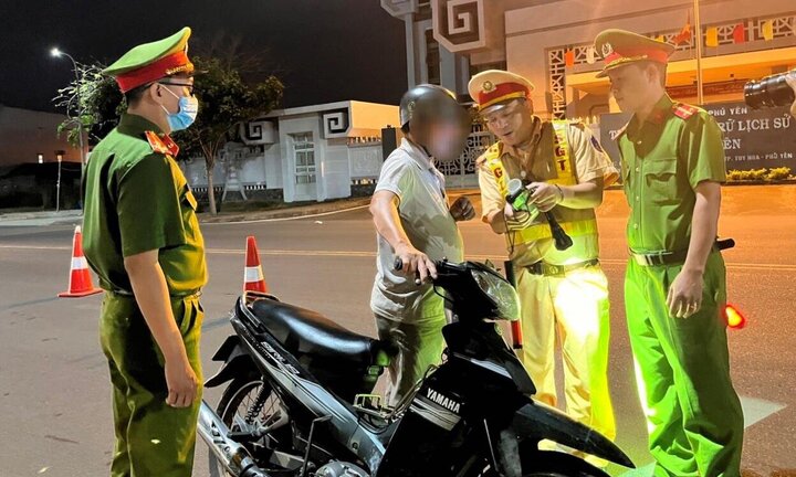 Người vi phạm giao thông không nộp phạt, bỏ lại xe bị xử lý thế nào?