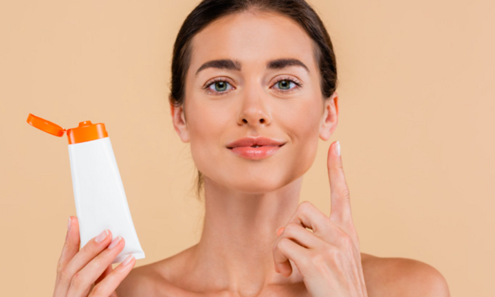 Trước khi thoa kem chống nắng cần làm gì?