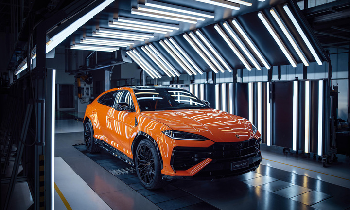 Cận cảnh siêu xe SUV lai điện đầu tiên của Lamborghini sắp về Việt Nam