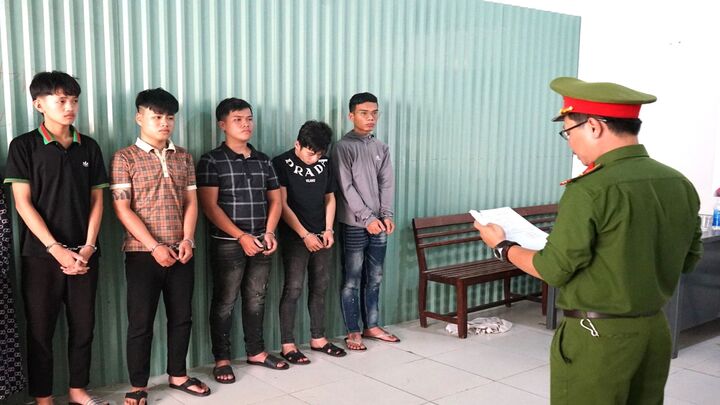 30 thanh thiếu niên cầm hung khí 'hỗn chiến' trên đường phố Đà Nẵng