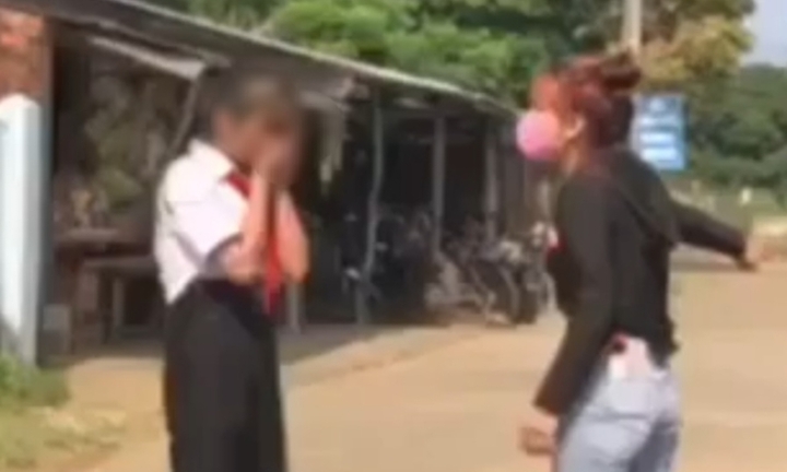 Điều tra vụ nữ sinh lớp 7 bị người thân của bạn đánh trước cổng trường