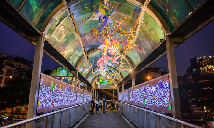 Cầu đi bộ ở Hà Nội 'biến hình' thành hầm thủy cung đa sắc màu