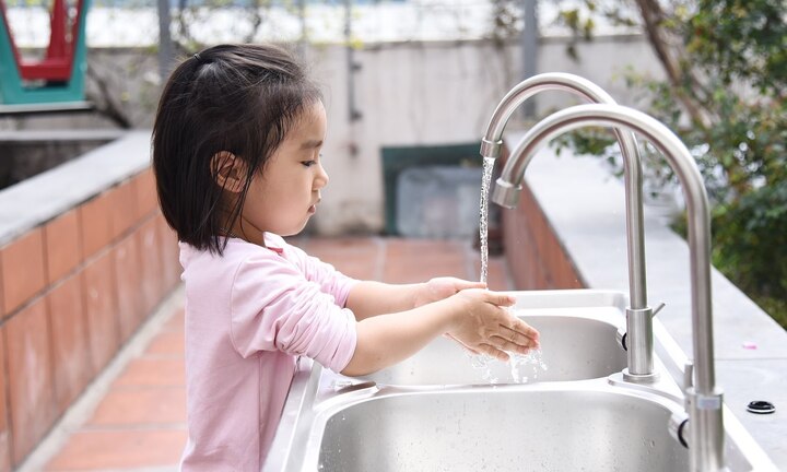 Nhiều học sinh 'ám ảnh' với nhà vệ sinh trường học, Bộ GD&ĐT chỉ đạo nóng