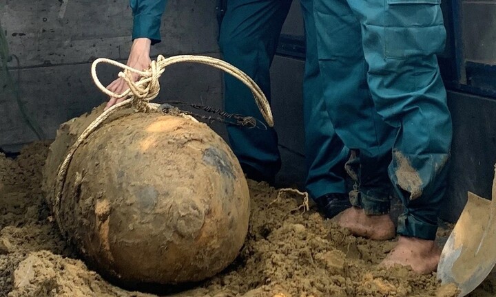 Thi công mương thoát nước, phát hiện quả bom nặng 340kg 