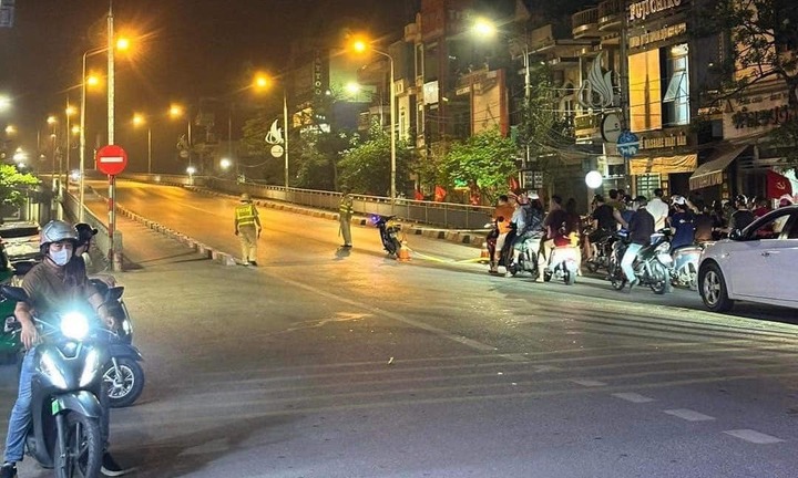 Nghi phạm tàng trữ ma túy trốn khỏi xe cảnh sát, nhảy xuống sông chết đuối