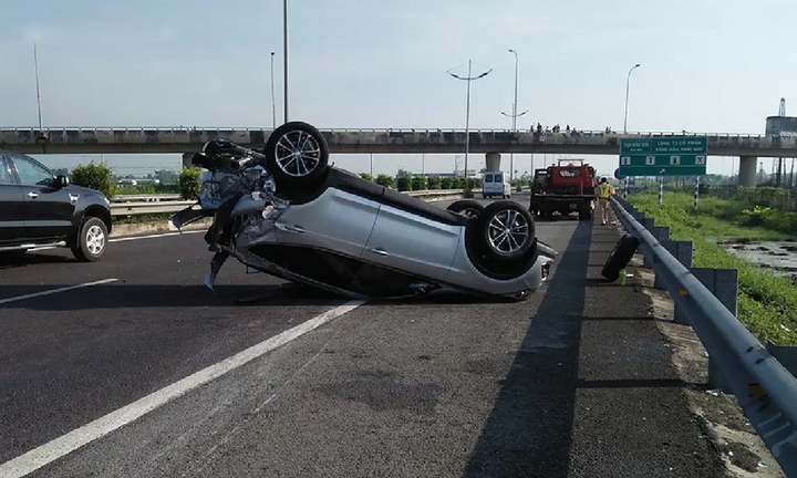 Vì sao ô tô dễ bị lật?