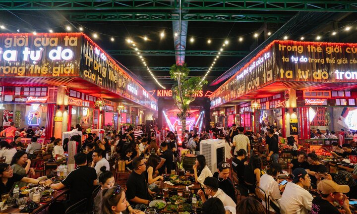 Khách đặt trước cả tháng, quán ăn ở Hà Nội kín chỗ dịp nghỉ lễ 30/4