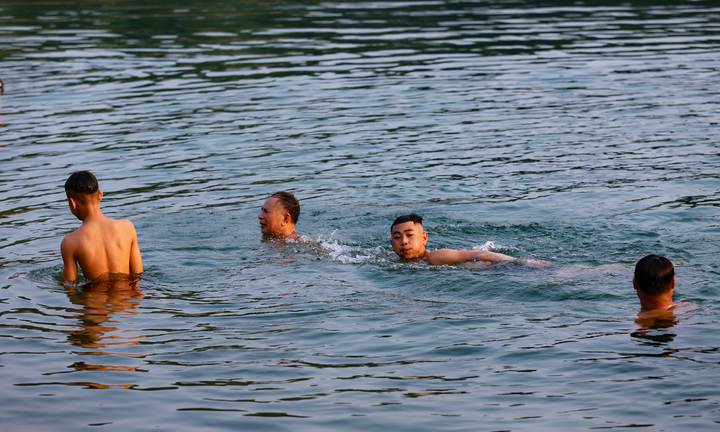 Nắng như thiêu đốt, người dân đổ xô về hồ Kẻ Gỗ giải nhiệt