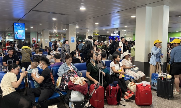 Nhiều chuyến bay trì hoãn, khách ở Sân bay Tân Sơn Nhất mệt mỏi chờ đợi