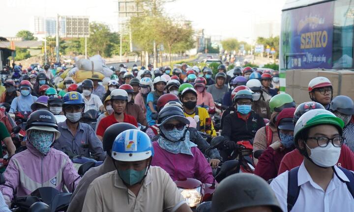 Người dân TP.HCM tất tưởi rời thành phố từ sớm, mong nhanh về quê nhà