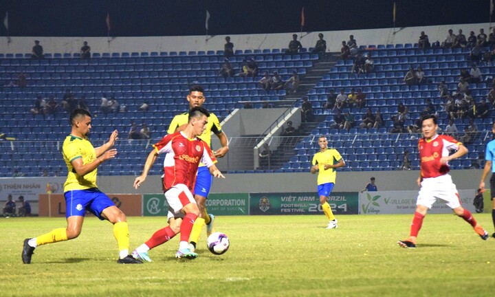 Đội ngôi sao Brazil thắng Việt Nam 7-1