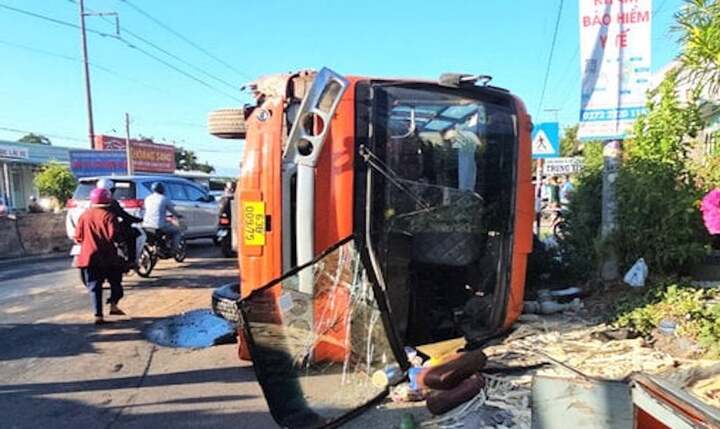 Tránh xe máy băng qua đường, ô tô chở hơn 40 công nhân lật nghiêng