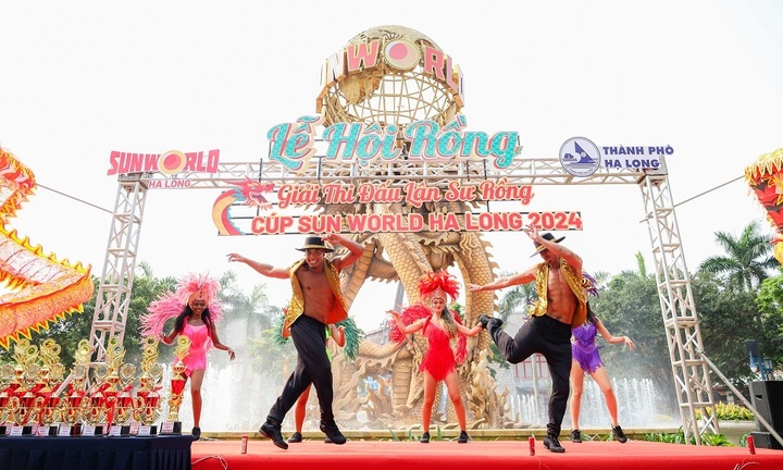 Hà Nội nắng gay gắt, du khách về miền biển với non cao tránh nóng ngày đầu lễ