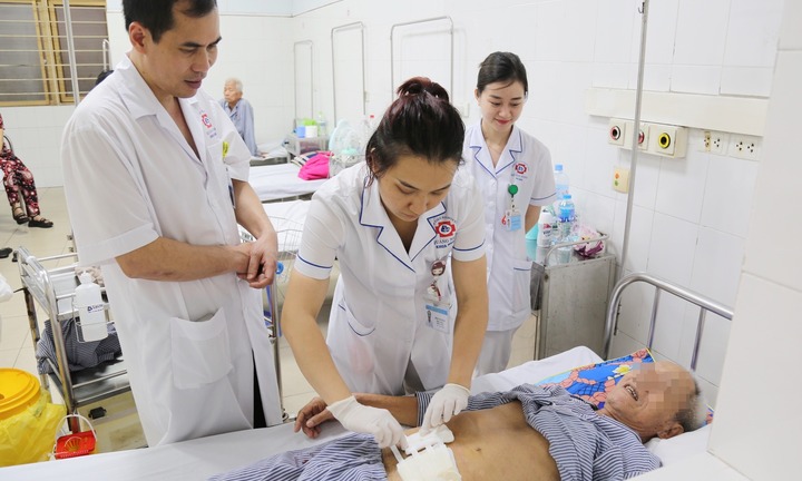 Xương cá xuyên thủng ruột người đàn ông