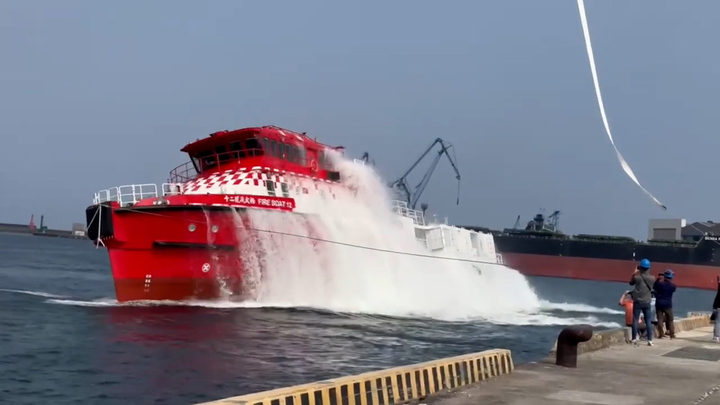 Độc lạ tàu chữa cháy xoay ngược 360 độ không chìm