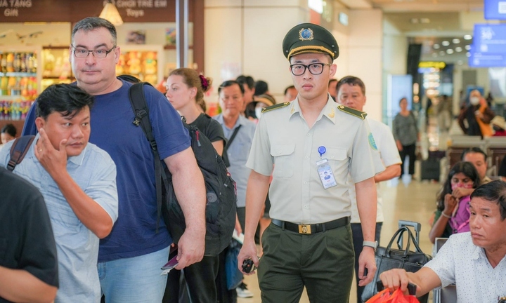 Khách quốc tế tấp nập đến sân bay Nội Bài ngày thứ hai nghỉ lễ 30/4-1/5