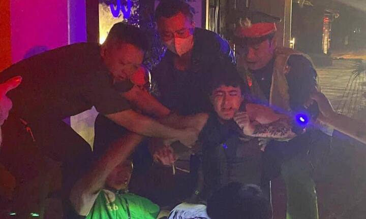 Giải cứu cô gái người Anh rơi xuống hố thi công cáp ngầm ở Hà Nội