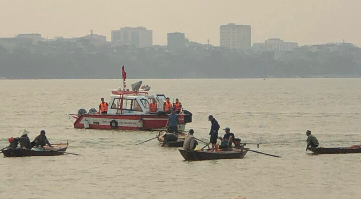 Hà Nội: Hai học sinh đuối nước khi bơi ở sông Hồng