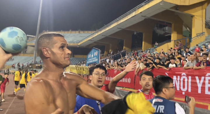 Cổ động viên vây kín, Rivaldo cởi áo làm quà tặng