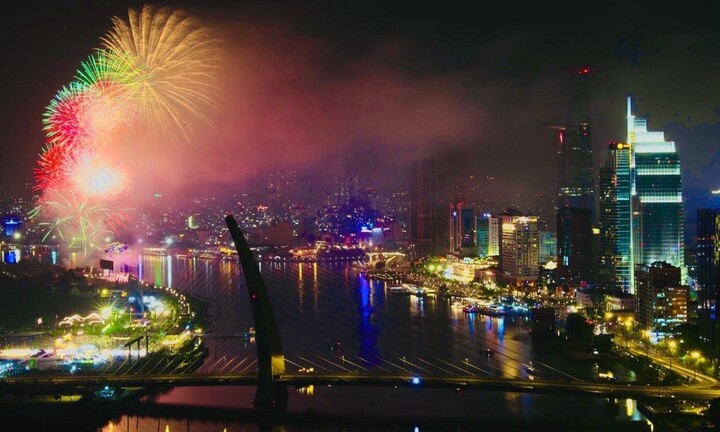 Những điểm lý tưởng ngắm pháo hoa tối 30/4 ở TP.HCM
