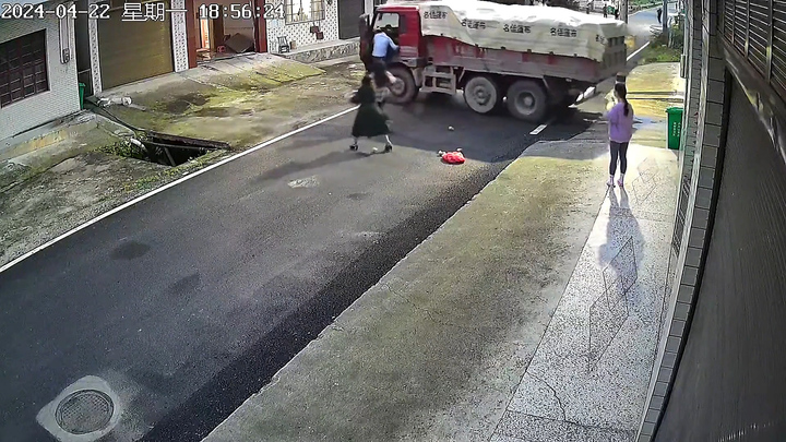 Xe tải không người lái 'đại náo' khu dân cư 