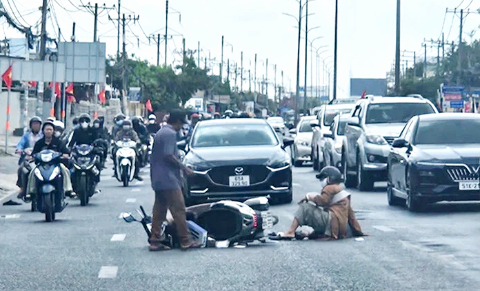 TP.HCM: Dầu nhớt đổ ra Quốc lộ 1A, nhiều xe máy trượt ngã