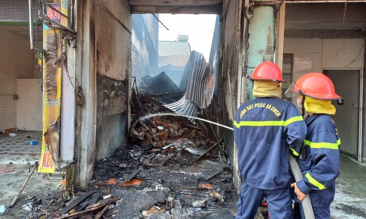 Hơn 100 người tham gia chữa cháy cửa hàng điện lạnh ở Quảng Nam