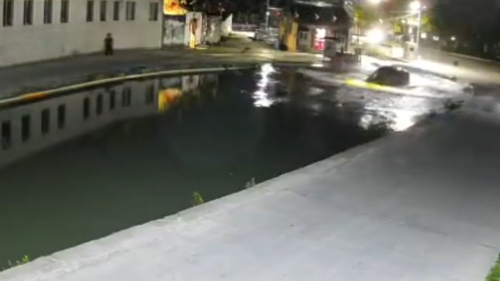 Nhầm đoạn đường ngập nước, tài xế lao xe thẳng xuống ao