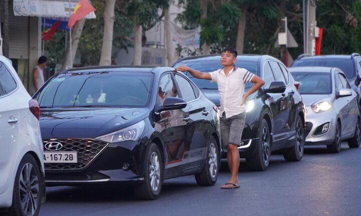 Chưa hết lễ, phà Cát Lái đã kẹt cứng hơn 3km, xe chờ hàng giờ để về TP.HCM