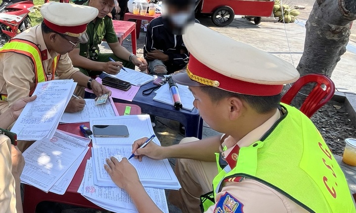 Bị phạt lỗi độ xe, thiếu niên 17 tuổi nói ‘vác mía 15 ngày mới đủ tiền đóng’