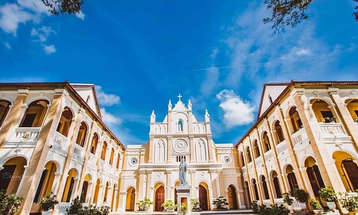 Tiểu chủng viện Làng Sông - điểm đến hấp dẫn ở Bình Định