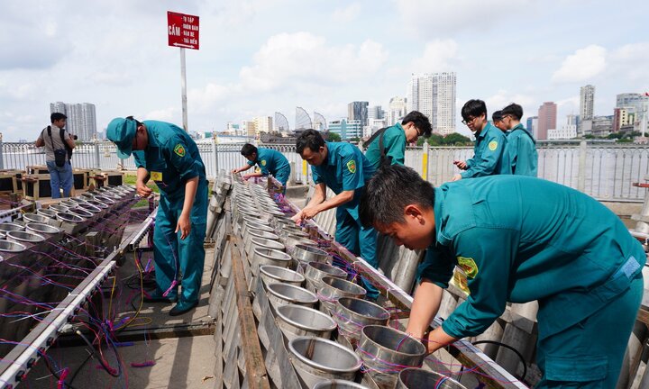 Cận cảnh trận địa pháo hoa ở TP.HCM sẵn sàng khai hỏa mừng ngày 30/4