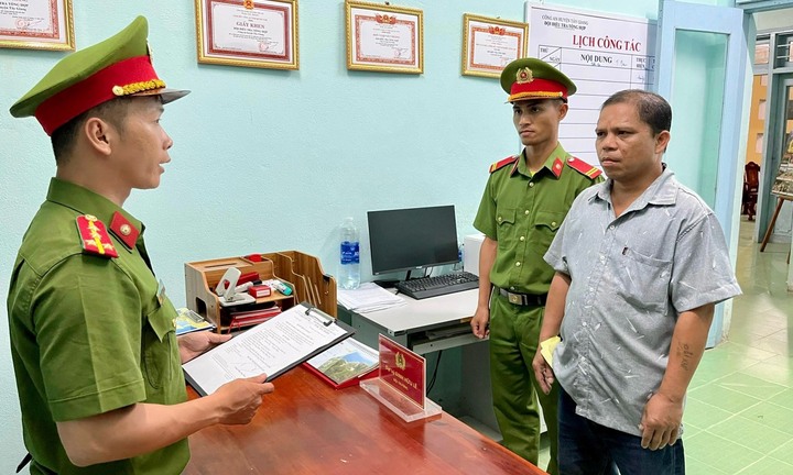 Quảng Nam: Bị yêu cầu kiểm tra nồng độ cồn, 'ma men' ném đá lực lượng chức năng