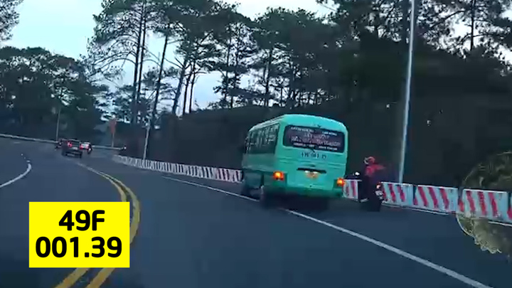 Tài xế xe buýt 49F-001.39 ngông cuồng chèn ép xe máy 