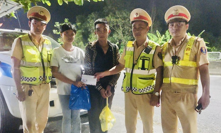CSGT hỗ trợ hai anh em mất việc, xin đi nhờ xe về quê phải xuống giữa đường