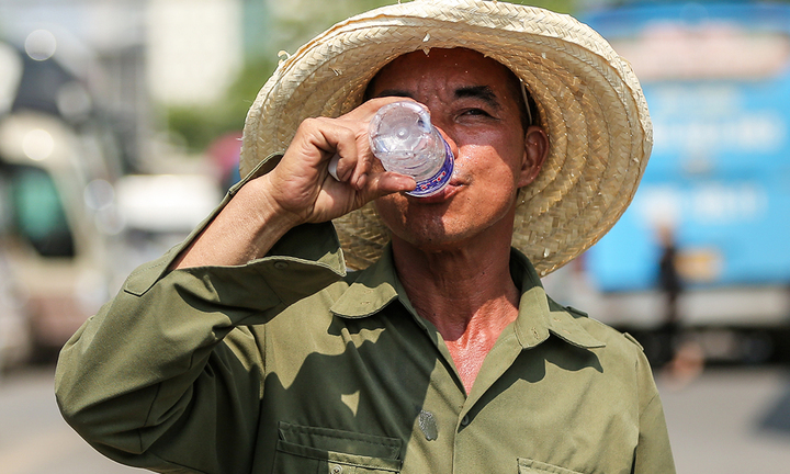 Nắng nóng gay gắt từ Bắc vào Nam xô đổ nhiều kỷ lục nhiệt độ tháng 4