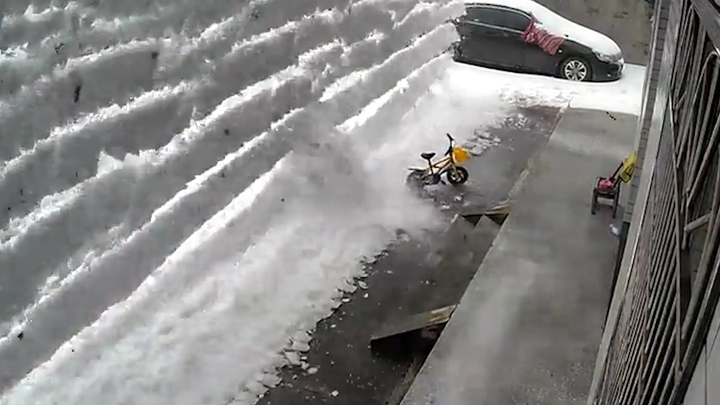 Tuyết rơi như thác đổ 'nhấn chìm' người phụ nữ