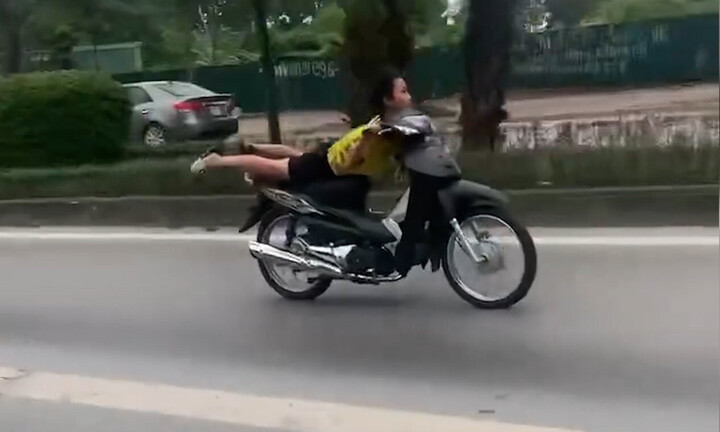 Truy tìm thanh niên nằm trên yên xe máy, lao vun vút trong làn BRT ở Hà Nội