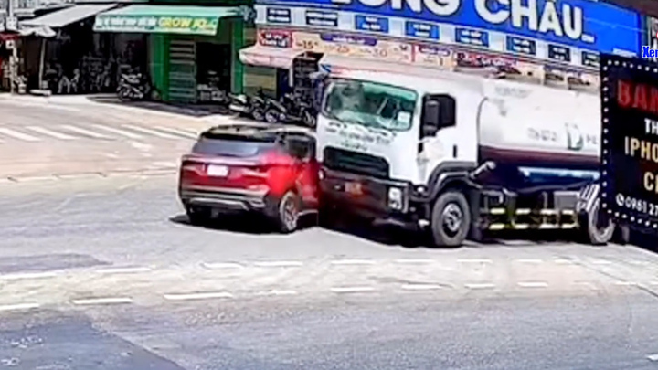 Không làm chủ tốc độ, xe bồn húc văng ô tô sang đường 'ngập ngừng' 