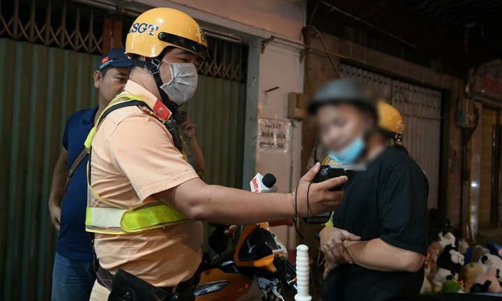 Đi chơi lễ uống quá chén, tài xế ở TP.HCM bị CSGT phạt kịch khung