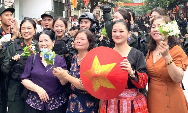 Tình cảm quân dân xua tan cái nóng tại 'chảo lửa' Điện Biên